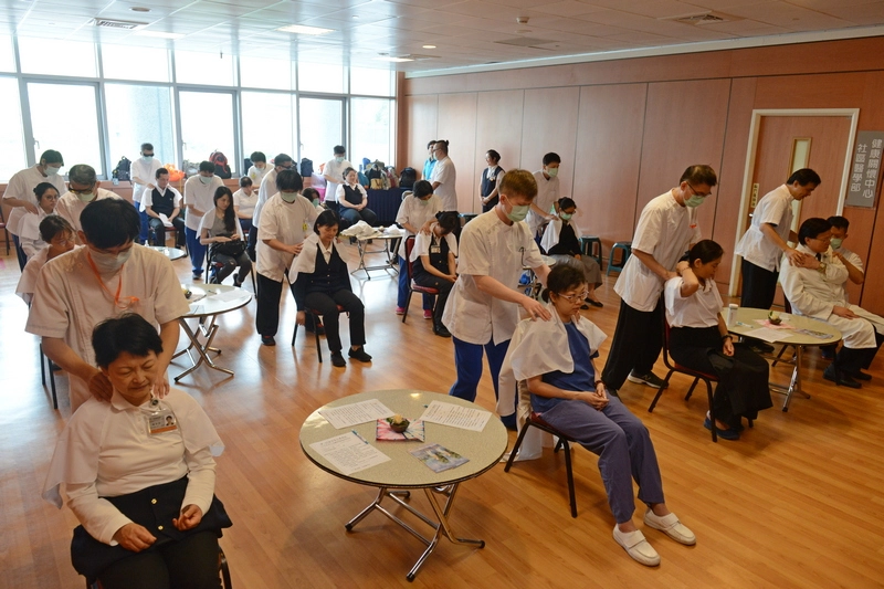 台灣盲人重建院學員來到台北慈濟醫院實習，提供員工志工按摩服務。