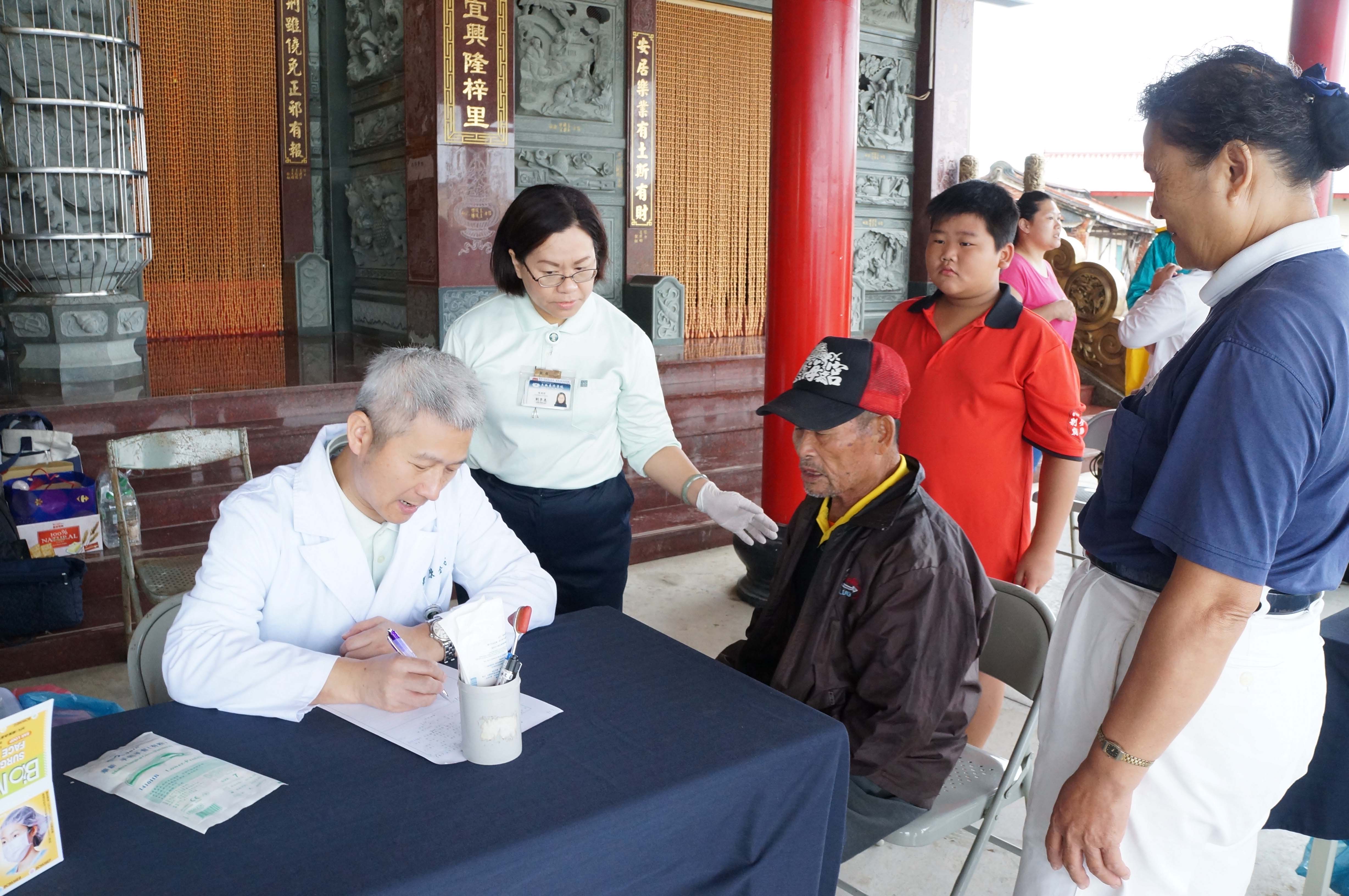 大林慈濟醫院設置醫療站,為鄉親提供醫療服務。大林慈院副院長陳金城醫師為鄉親看診,護理師劉季惠師姊(左2)一旁協助。