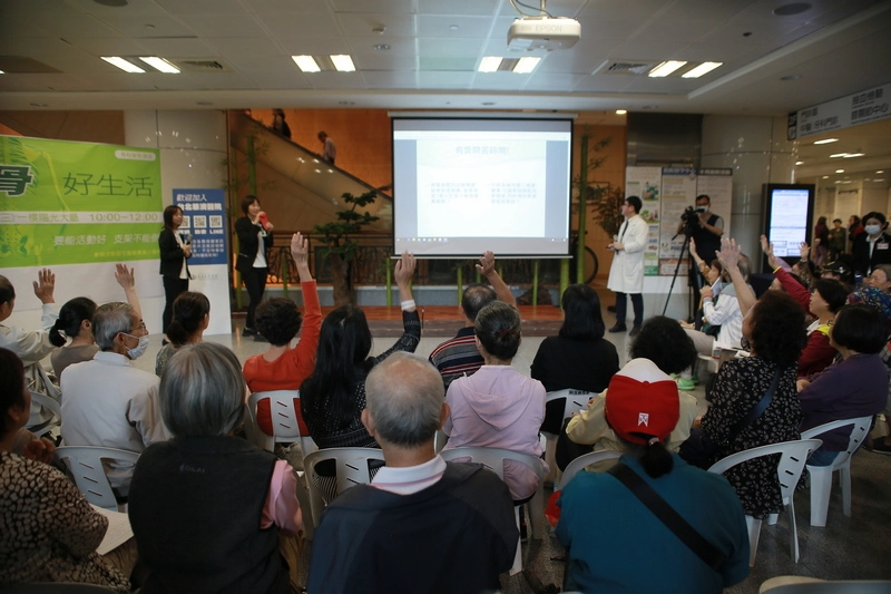 「績優骨，好生活」衛教講座，現場有獎徵答，民眾熱烈參與。（攝影：王占籬）