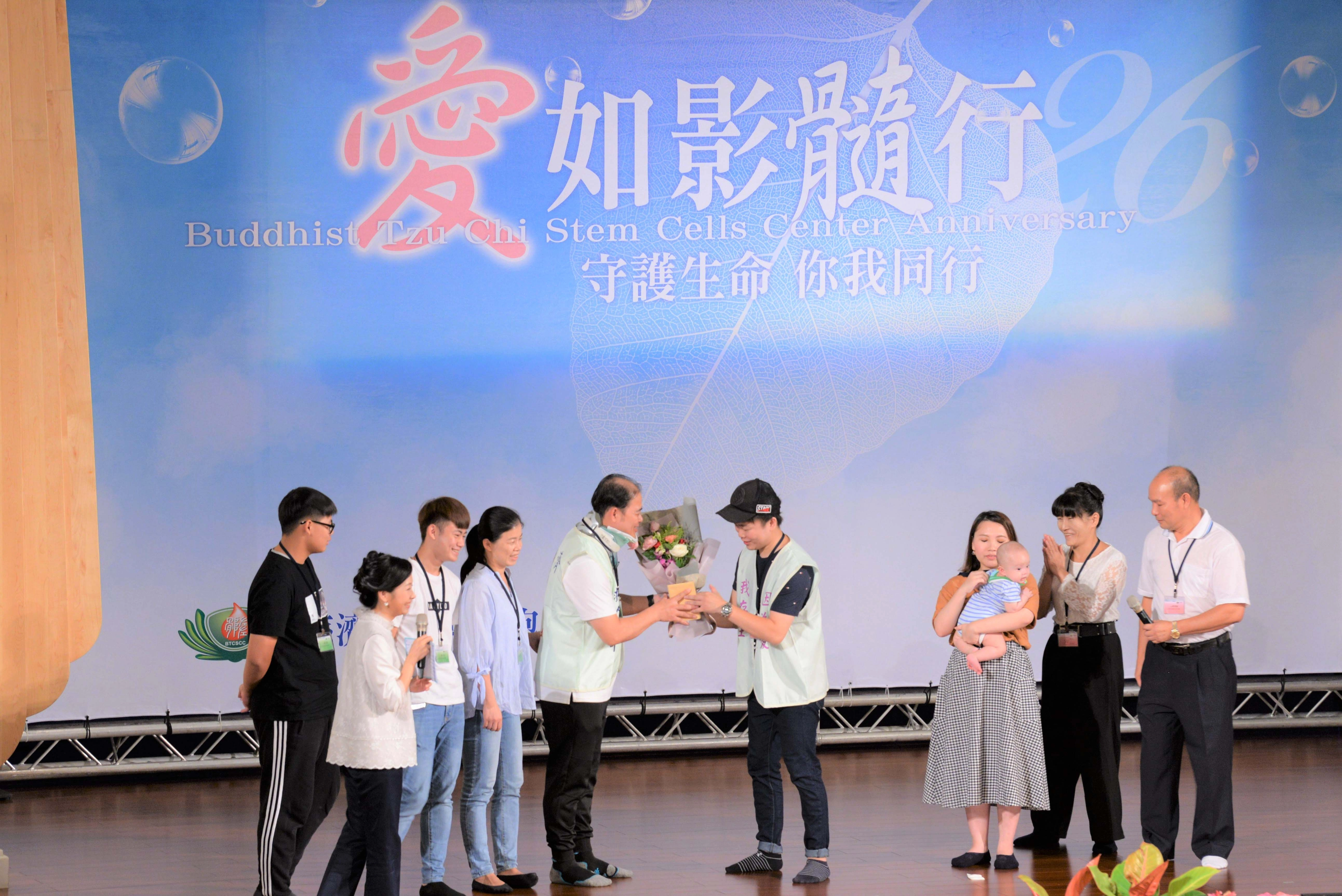 一年一度骨髓幹細胞捐贈者、受贈者相見歡於10月19日在台中靜思堂展開，鄭旭凱一家從台北來到台中感恩救命恩人。鄭爸爸、鄭媽媽頻頻拭淚。(攝影：劉本介)