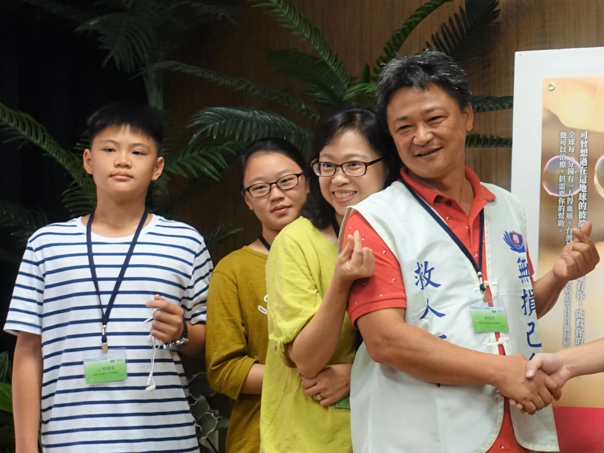 捐贈者林宏志先生(右)表示，他的母親、太太(右二)在罹癌化療時輸血多次，為了回饋而捐贈幹細胞。(攝影：陳誼謙)