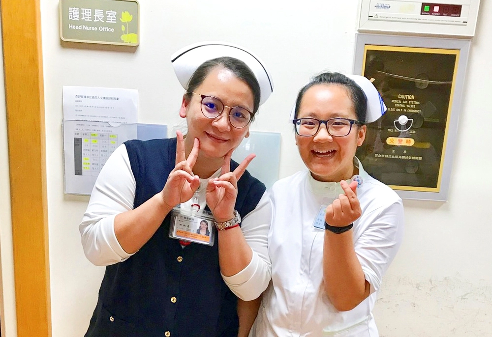 郭元祺 ( 右 ) 寫下第一次實習的心情，感謝花蓮慈院合心九樓病房學長姊不厭其煩的指導。左為田淑惠護理長。