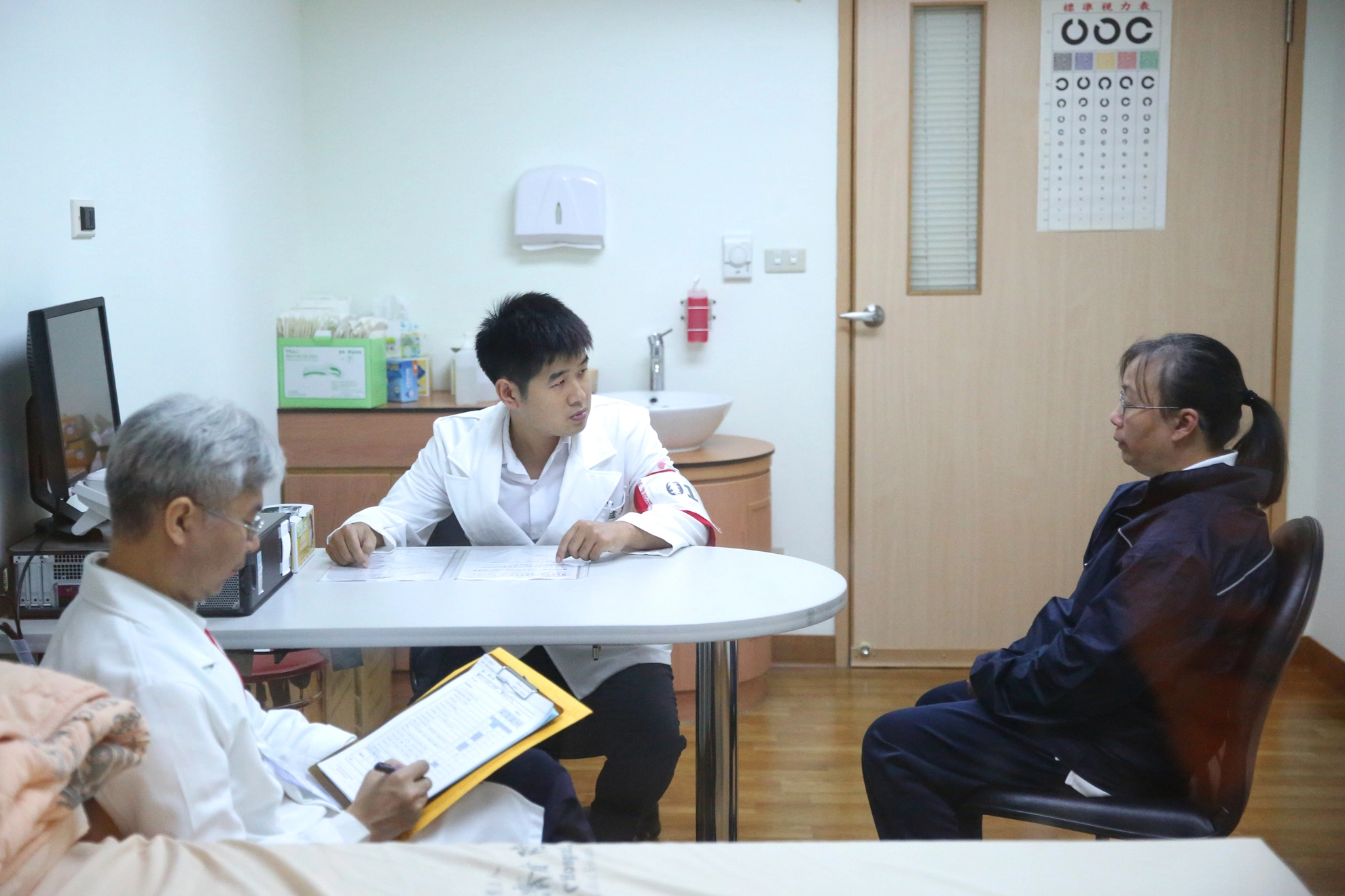 參與中醫內科專科醫師訓練的盧昱竹醫師，面對真實的標準化病人，測試他們在臨床的訓練成果。