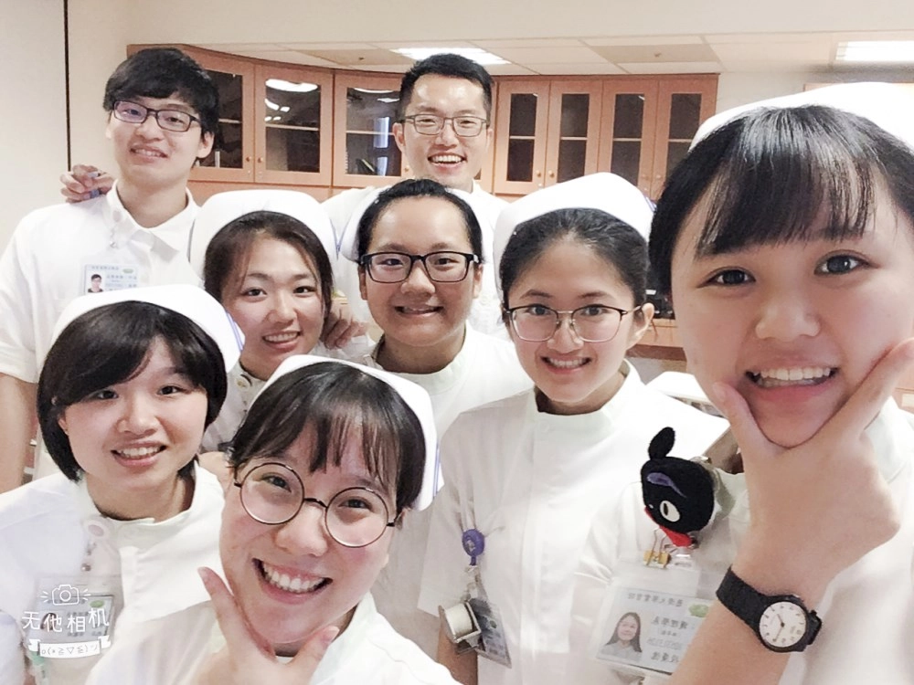 慈濟大學護理學系李彥範老師 ( 後排中 )帶領同學於花蓮慈院合九病房進行基礎護理實習，也為同學們在專業技術及態度上的進步感到開心。