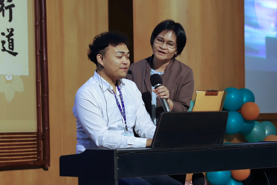 慈濟新芽獎學金全臺共辦理二十九場，計有九千多位弱勢學子獲獎，10月20日台東新芽獎學金頒獎典禮在台東聯絡處舉辦，台東共計311位學子獲獎，受獎者陳瑋琪與媽媽合唱「恰似你的溫柔」。