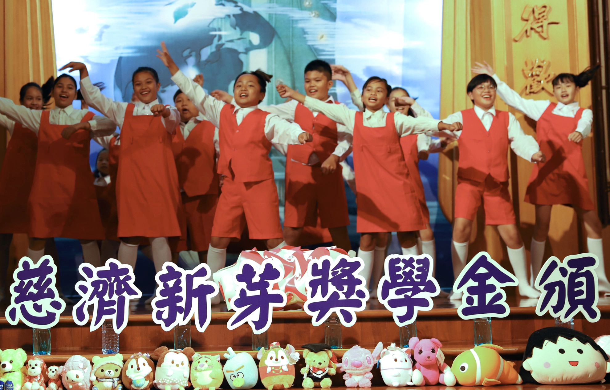 慈濟新芽獎學金全臺共辦理二十九場，計有九千多位弱勢學子獲獎，10月20日台東新芽獎學金頒獎典禮在台東聯絡處舉辦，台東共計311位學子獲獎，活動中豐榮國小的孩童勁歌熱舞，炒熱現場氣氛。(慈濟基金會提供)