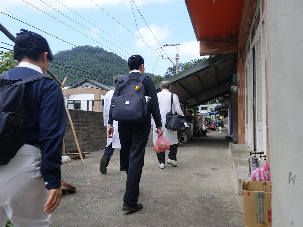 除了定點義診，另外還因應附近無法走出來的居民安排往診，居民無法走出，慈濟人醫會走進去。(圖為慈濟基金會提供)