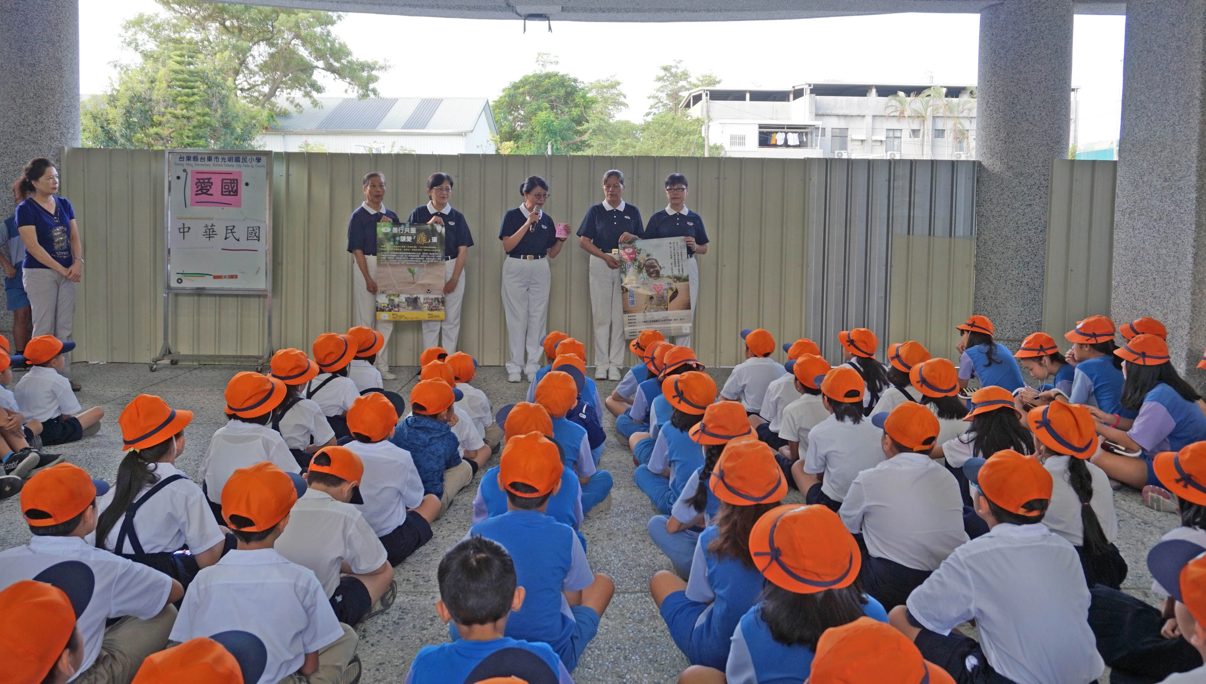 慈濟台東聯絡處於10月初開始陸續前往縣內9所慈濟基金會援建減災希望工程學校活動說明，募集二手衣物外，更重要的是啟發學子們的愛心，讓孩子們可以分享愛。（攝影：羅庭茜）
