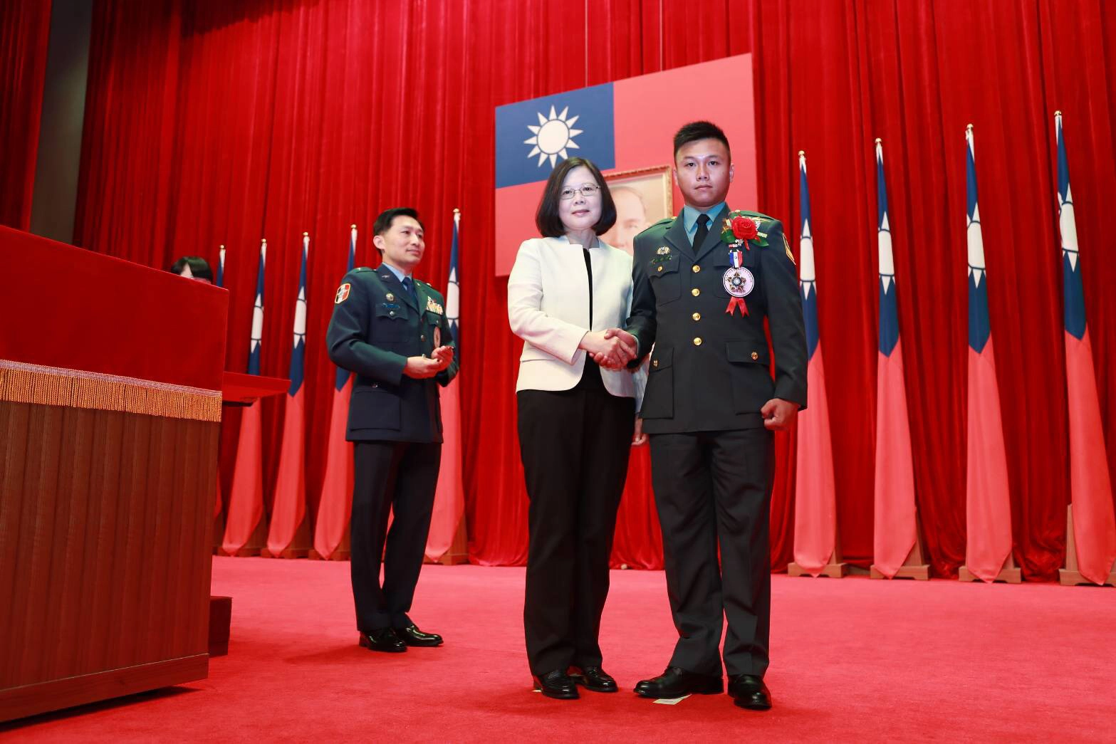 王偉傑覺得曾經受過幫助，如今有能力了，他也要幫助別人，身為職業軍人，最重要的任務就是保護國家，因為有國才有家，認真負責在工作上，勇於挺身助人，他於105年和106年獲得國軍救災英雄楷模殊榮。圖為總統蔡英文親自頒贈楷模勳章跟獎狀。