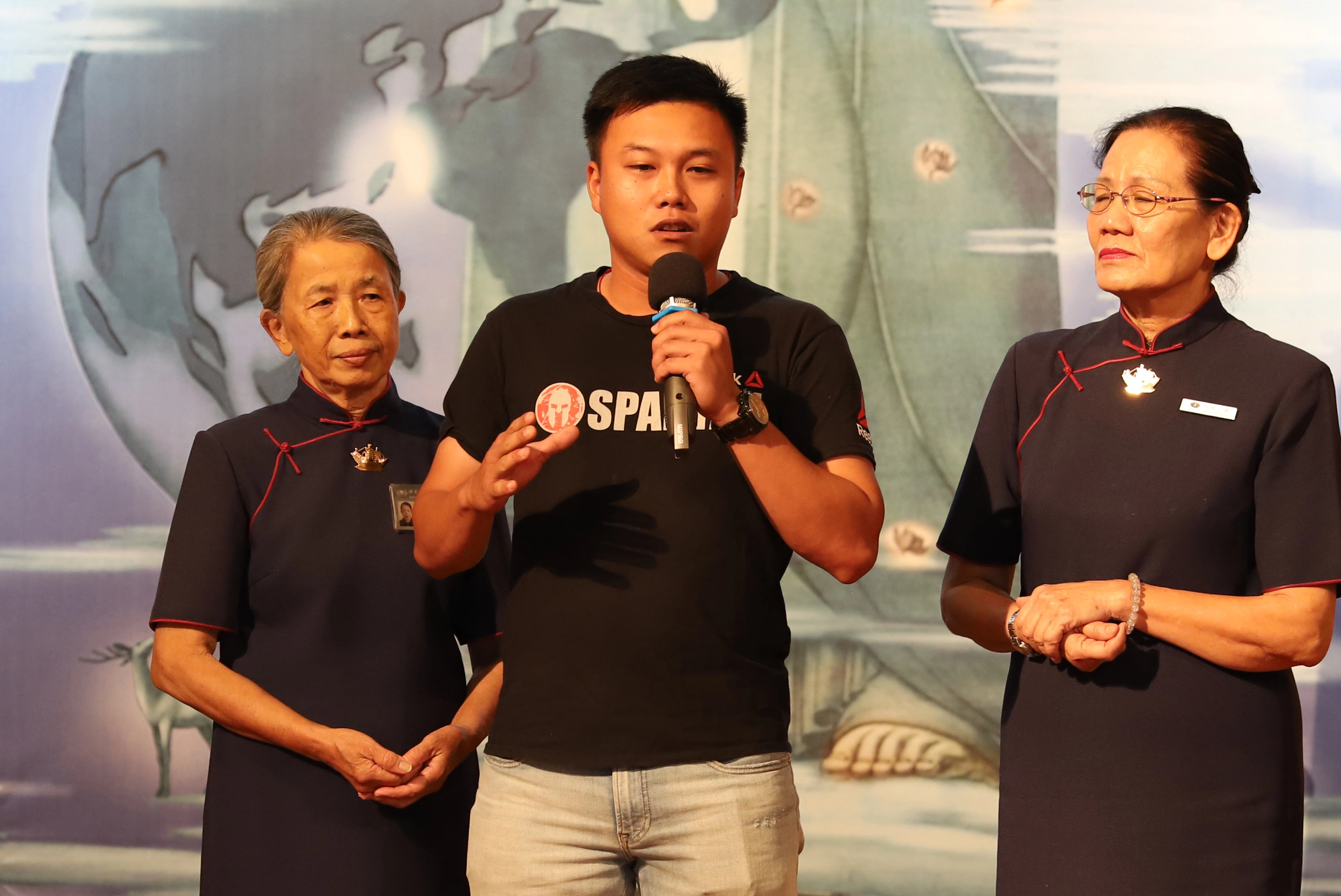 現年24歲的王偉傑曾是慈濟新芽獎學金獲獎人，也是慈濟志工長期關懷的對象，日前台東新芽獎學金頒獎典禮，他回到會場分享心路歷程，期盼能啟發更多處於逆境中的學子，勇於面對困境，奮發向上努力。（陳灝麟攝影）