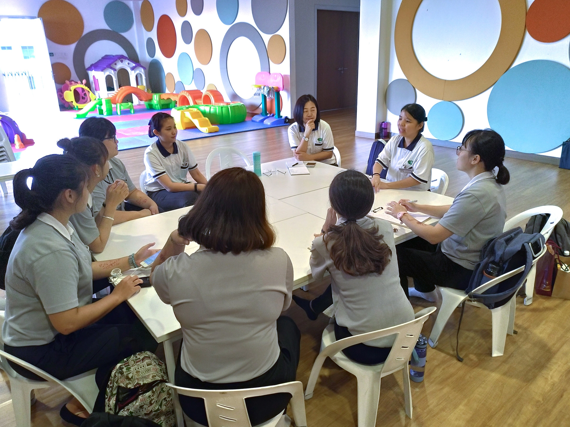 參訪雪龍分會大愛幼兒園，與校友吳怡倩(左後四)分享在馬來西亞幼兒園的就業情形