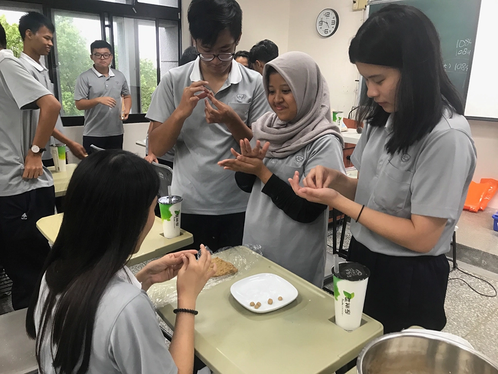 木薯粉能製作珍珠，令印尼籍學生嘖嘖稱奇！