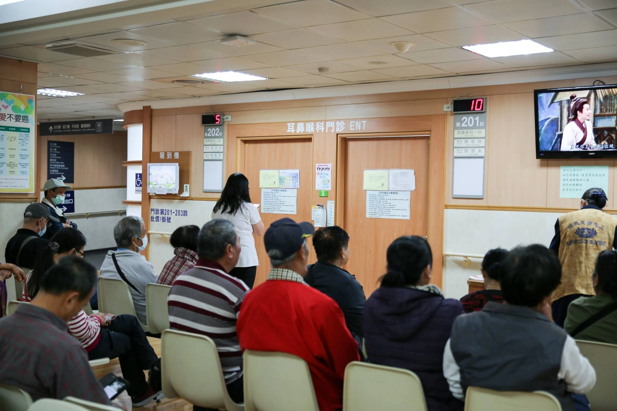流感病情攀升，接受治療民眾紛紛趕往醫院報到。