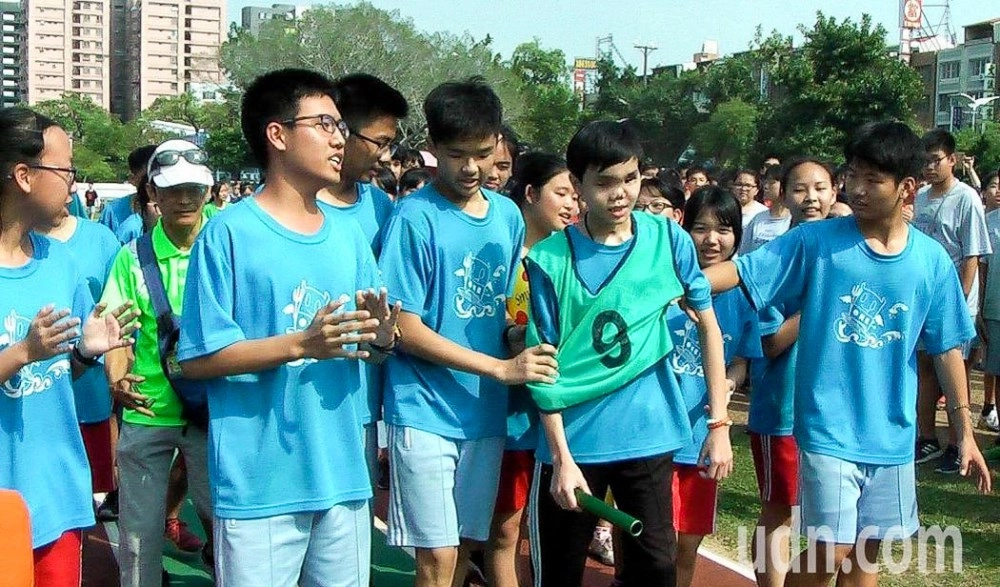 第二次手術後移除氣切，校慶運動會時，在同學的簇擁下，回到熟悉的最後一棒，走到終點。（圖：翻攝網路新聞）