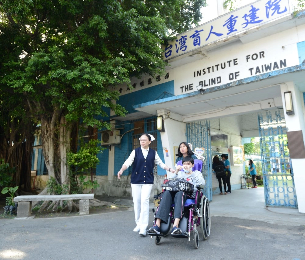 重建道路的每一步都舉步維艱，臺北慈院用專業守候，祝福詹智遠勇敢面對未來的每個挑戰。（攝影：吳裕智）