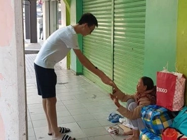 鐘永長的大兒子有次在路上看到街友，主動提出要買食物給婆婆。(攝影：鐘永長)