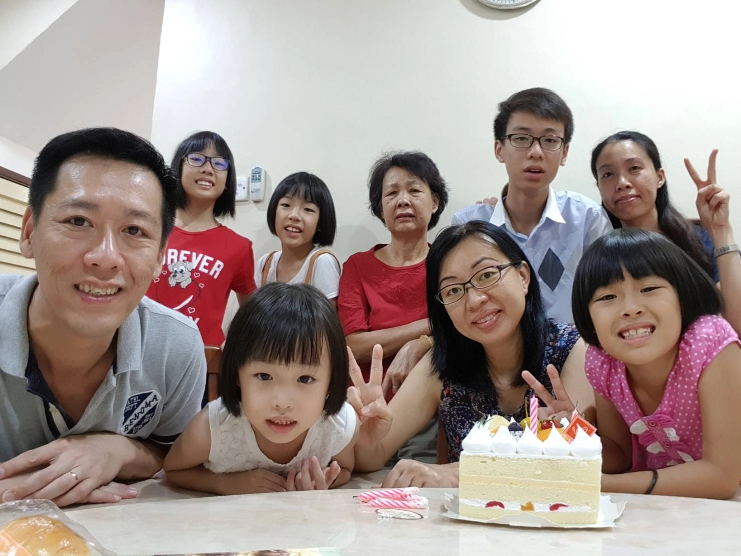 鐘永長(左一)認為：「一個家幸不幸福，女主人很重要」一家9口因為慈濟和變得和睦，圖為一家9口全家福。(鐘永長提供)