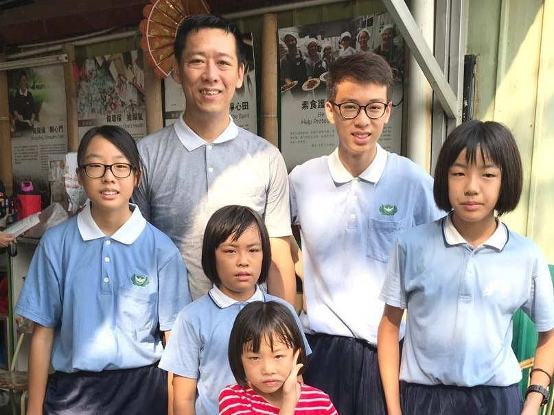 鐘永長(左二)是慈濟環保站的站長，圖為小孩們跟他到環保站做回收。(鐘永長提供)