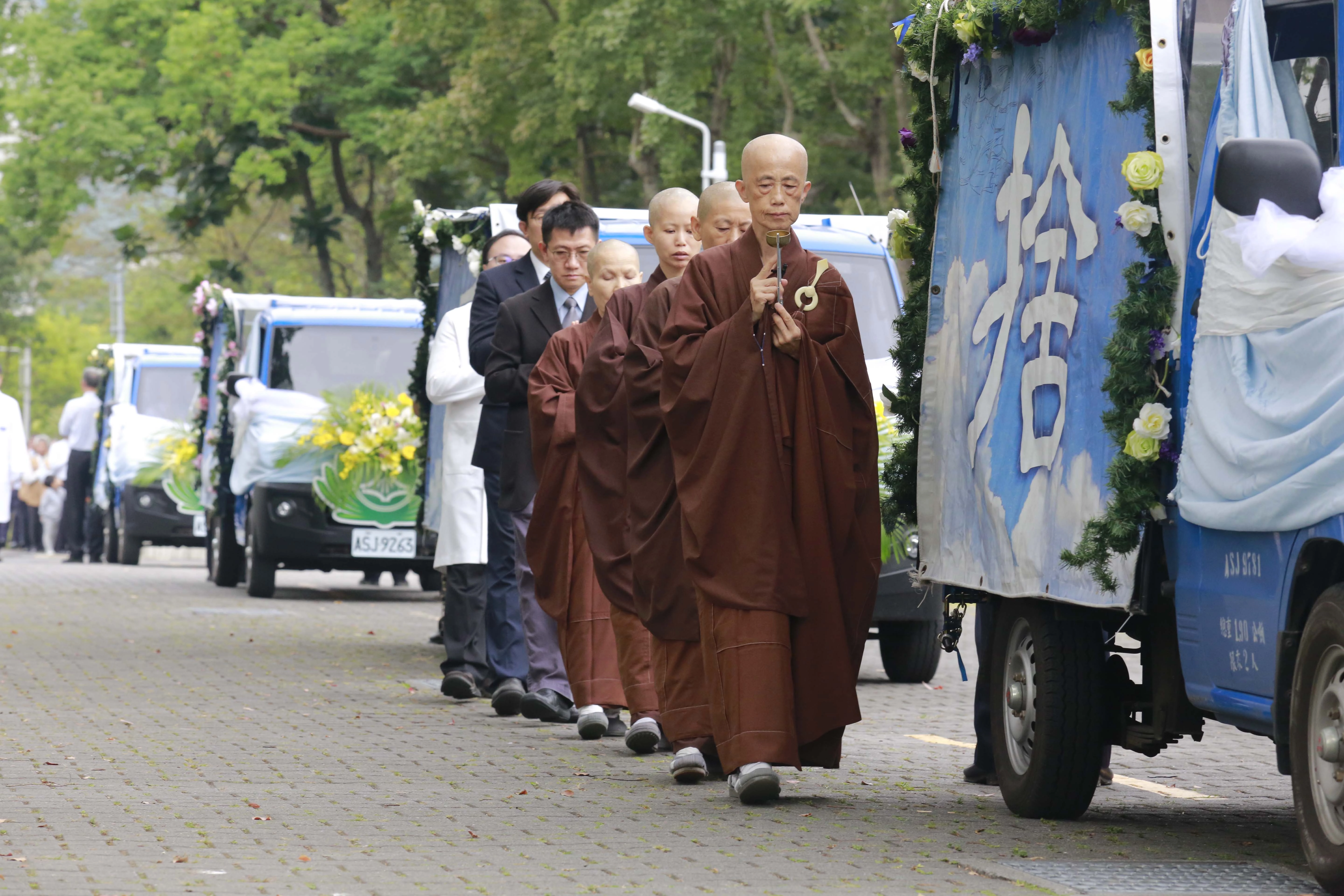 今天(25日)在精舍師父引領下，慈濟大學師長、學會醫師們、家屬們排成兩列送別老師。（攝影：許榮輝）