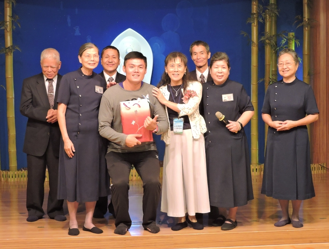 關懷鴻文一家的訪視志工團隊，在他們成長階段經常帶著接觸外面的世界 ，如同戶外教學般讓他們可以多多打開眼界與視野，體會社會的多元性。