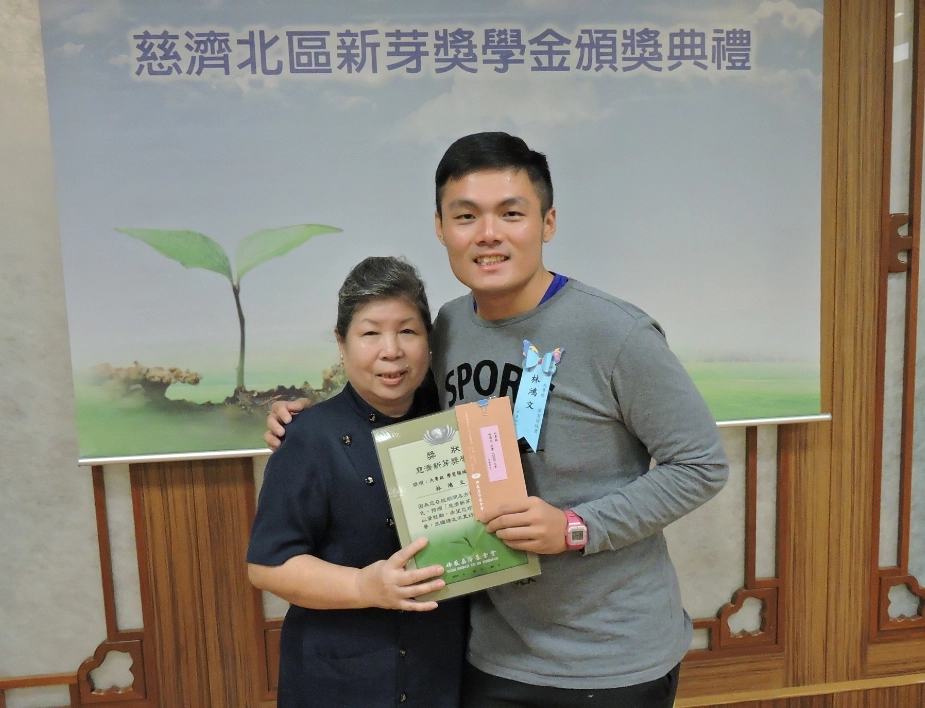 慈濟志工從鴻文就讀幼稚園時開始關懷，至今長情陪伴已達17年之久，看著鴻文從小到大的志工曾美惠(左)直言：「我將鴻文當作自己的孩子來看待」。