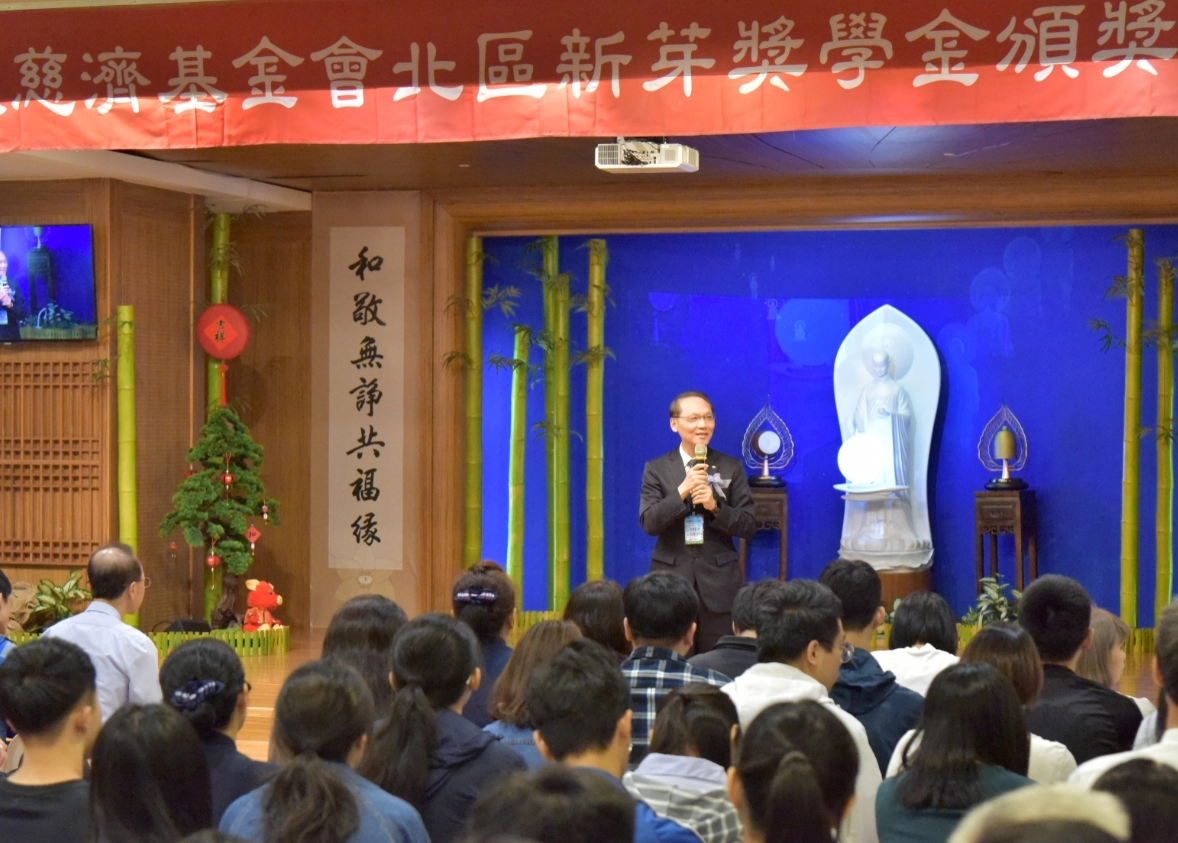 慈濟基金會顏博文執行長致詞勉勵，祝福每一位得獎的同學能持續去努力，一起將來成就之後再回饋社會，形成最美的善循環。