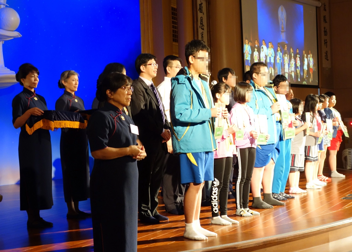 26日（六）上午，基隆慈濟新芽獎學金於靜思堂舉行，基隆地區學子本年共有111位獲獎。