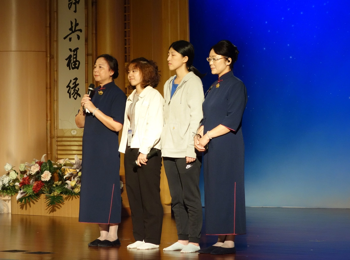 多年來年年獲得慈濟新芽奬學金肯定的郭同學(左二)與大家分享自身的生命故事。