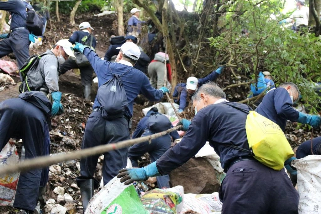 行政院擬開放台灣山林，希望民眾也能愛護山林。愛在觀音山淨山活動，總共動員超過三百人參與清理觀音山硬漢嶺之垃圾。