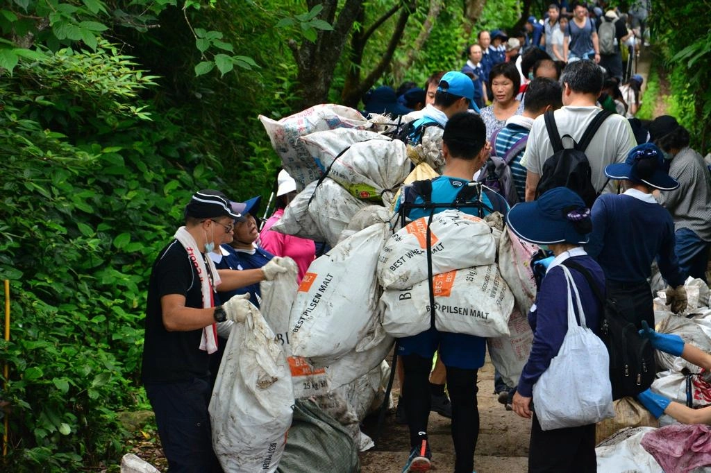 行政院擬開放台灣山林，希望民眾也能愛護山林。愛在觀音山淨山活動，總共動員超過三百人參與清理觀音山硬漢嶺之垃圾。