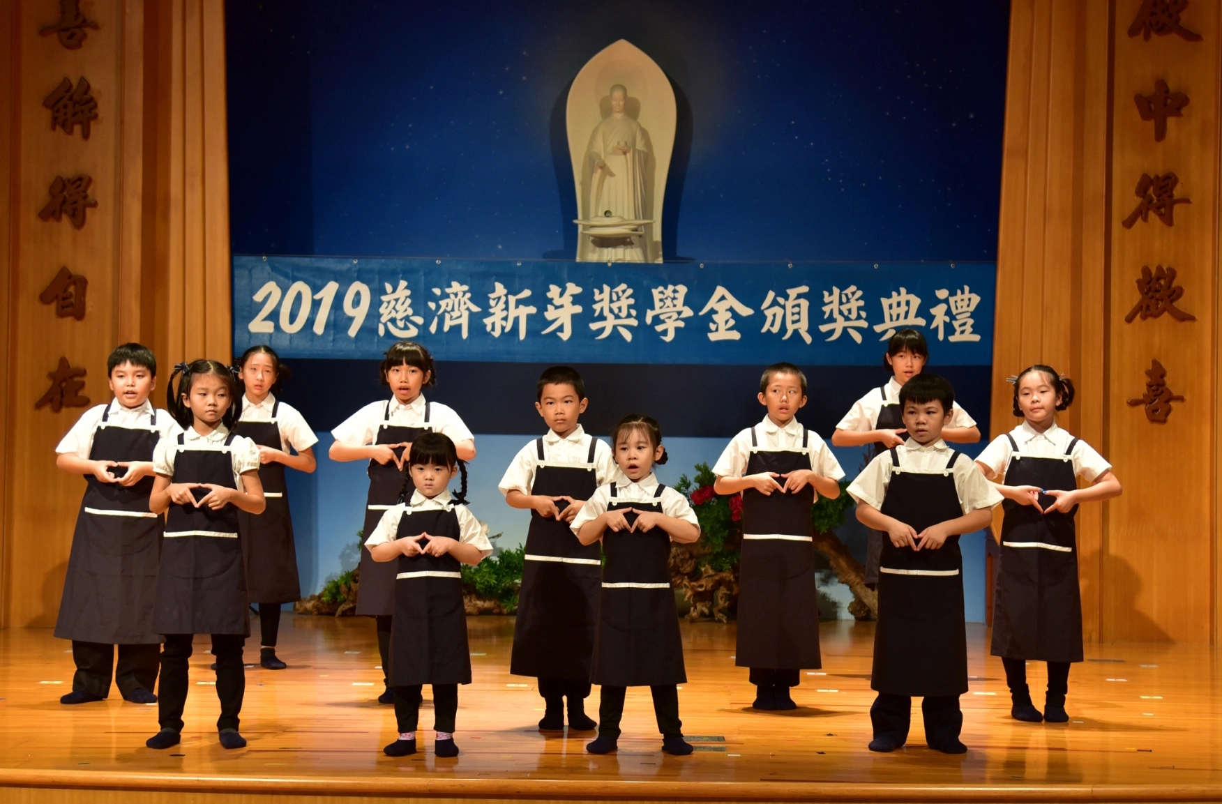 慈濟新芽獎學金自2007年起至2018年共超過六萬人次優秀弱勢學子獲獎，今年全台共辦理29場次，預計九千位弱勢學子獲獎，宜蘭新芽獎學金頒獎典禮26日在羅東聯絡處辦理，活動中安排書軒小志工，以手語演譯「新芽、許一個希望的未來」，場面溫馨動人。(慈濟基金會提供)