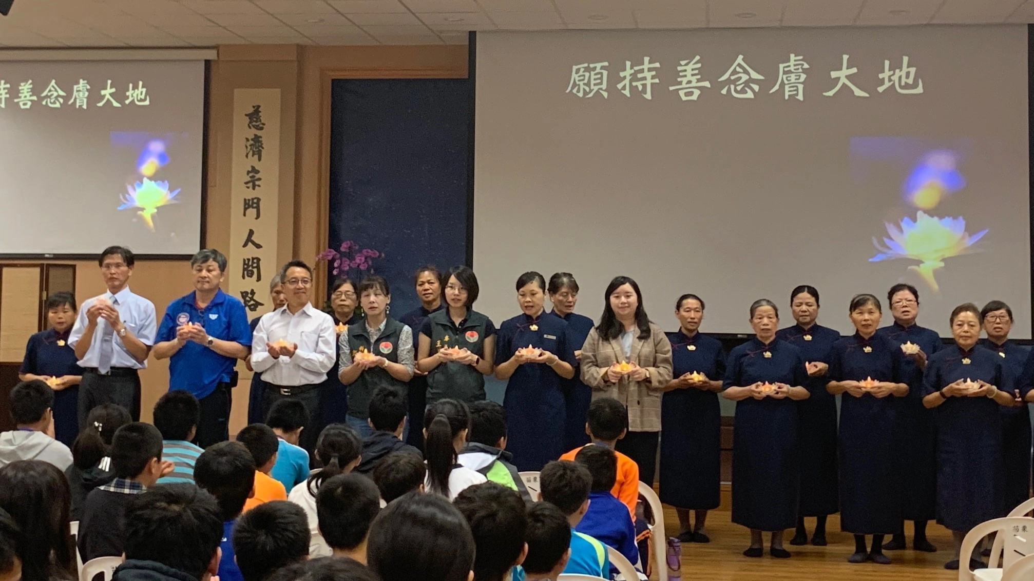 全體頒獎人、慈濟志工上台帶動祈禱，祝福社會上充滿正能量。(圖為慈濟基金會提供)