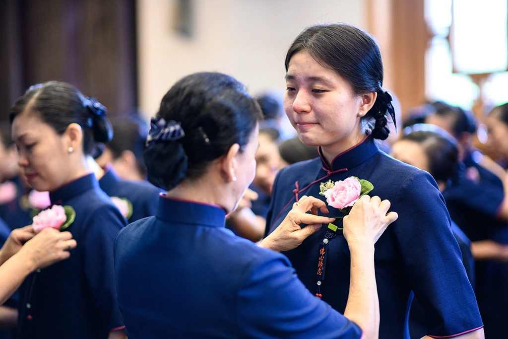 馬來西亞譚佳薇在就讀醫學院時加入慈青社，2018年元旦在台灣參加青年志工隊，寫下發願要回台灣受證為慈濟志工，2019年10月26日掛上「佛心師志」，獲慈濟證嚴法師授證為慈濟委員。
