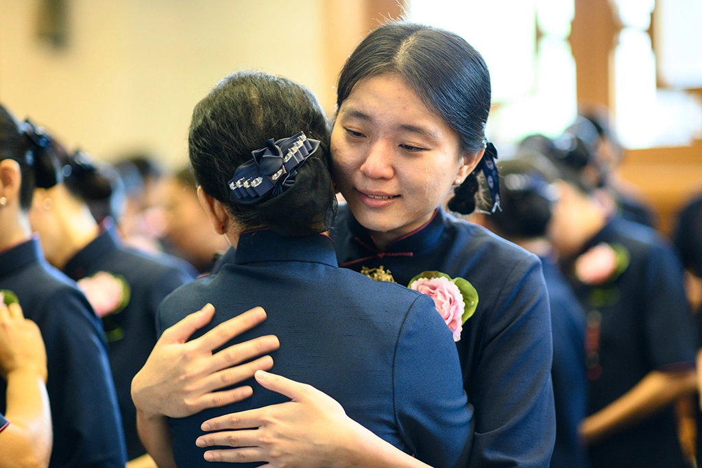 「孩子別哭，今天要高高興興的，從此要開始承擔如來家業，祝福您」，在慈濟資深師姊祝福聲中，譚佳薇圓滿走上投入「慈悲喜捨」的菩薩道之夢。