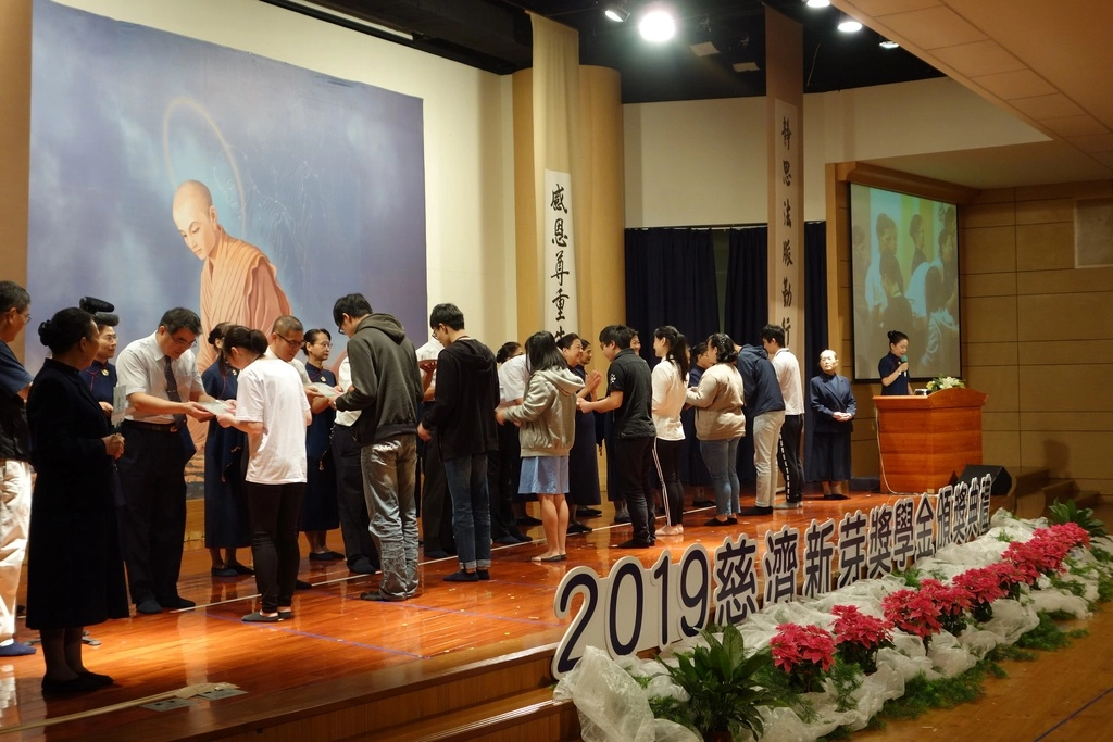 27日，桃園慈濟靜思堂舉行新芽獎學金頒獎典禮，共有169位學子獲獎。