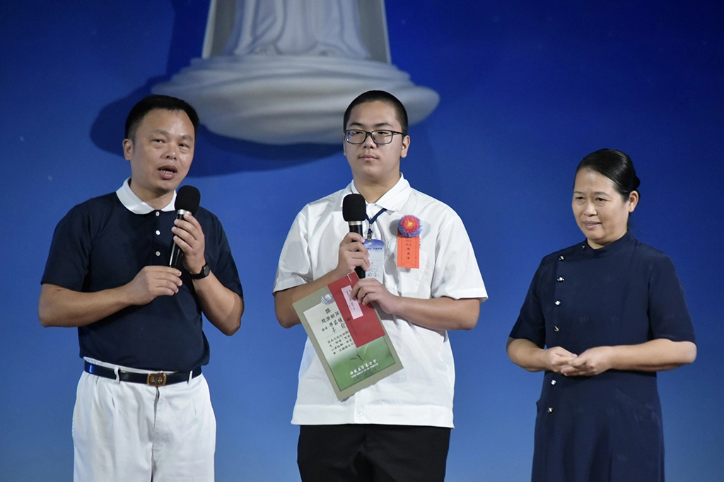 俞安(中)從小跟姥姥相依為命，在志工王順寬協助下，讓他能安心學習。