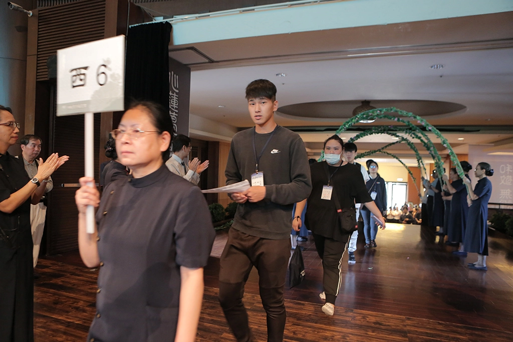 紹杰雖然家境困苦，但卻在逆境中磨練刻苦耐勞的心性，志工不忘鼓勵他，自己將來有能力了，也可為他人付出，甚且成為別人生命中的貴人。