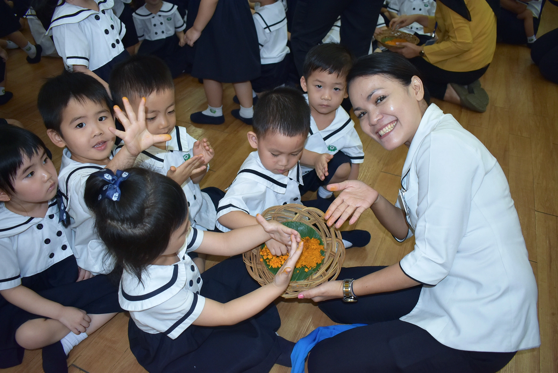 幼兒園老師帶領小朋友認識常見的印尼藥草原料。