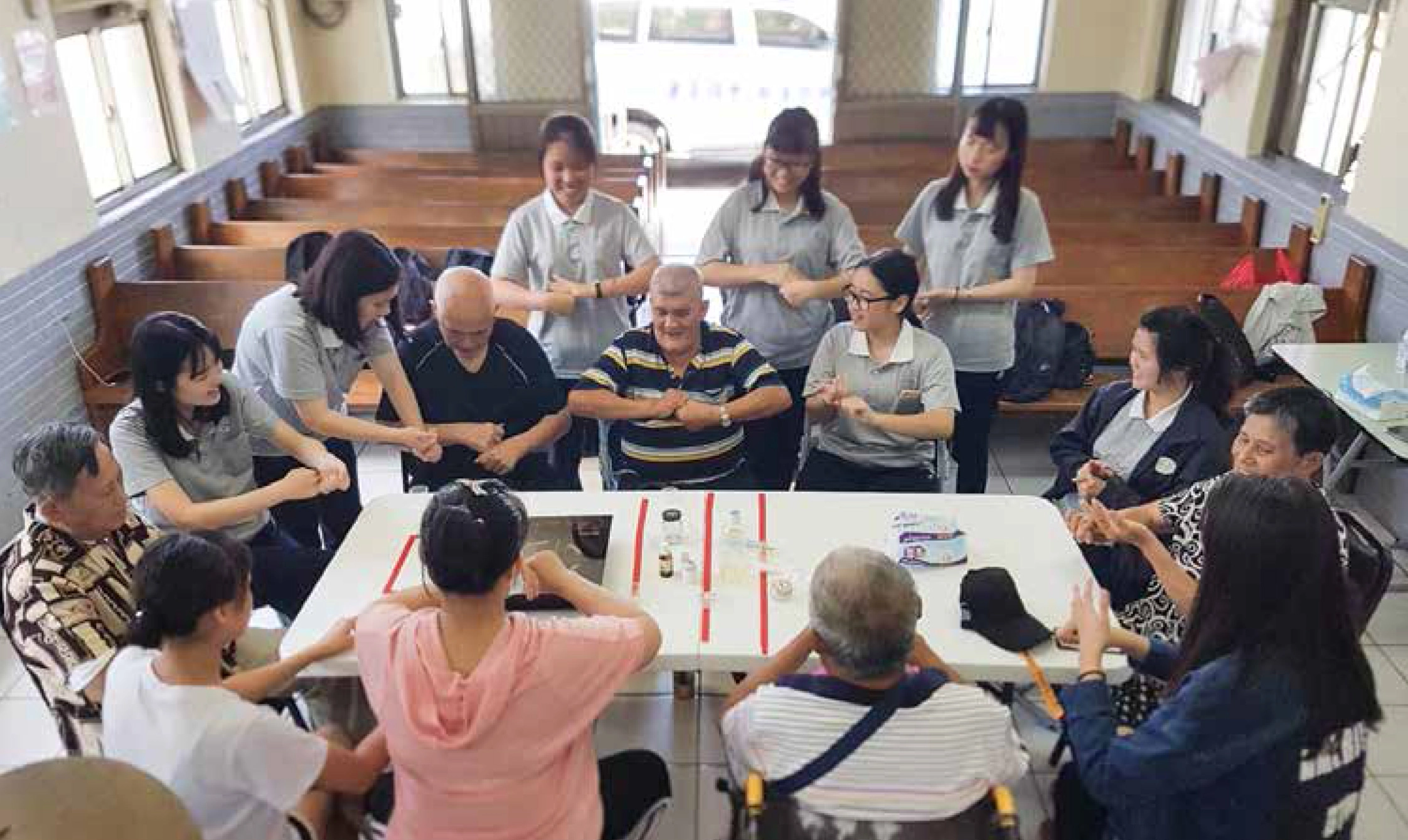老師帶著同學規畫並舉辦長者陪伴課程。