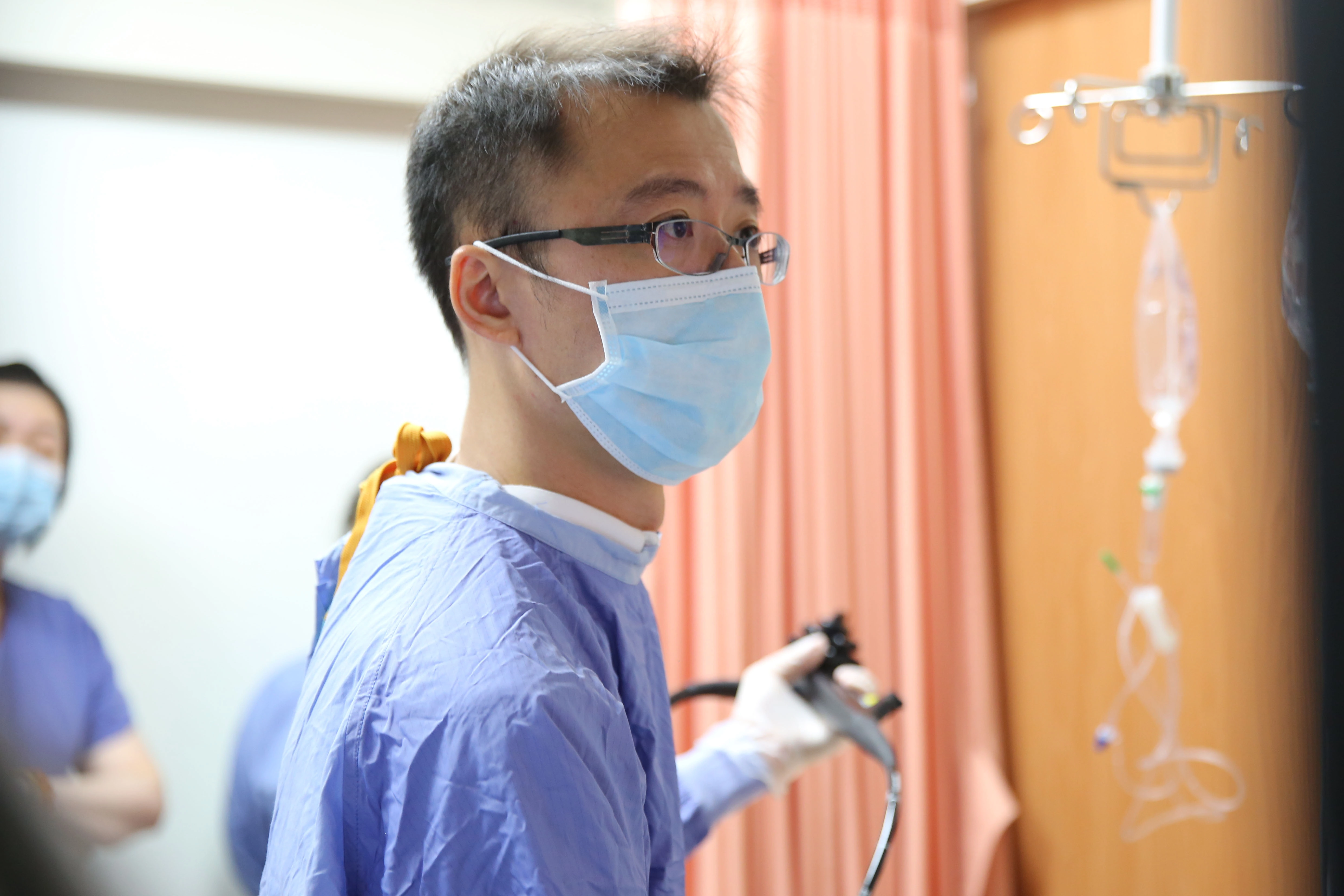 花蓮慈院雷尉毅醫師操作內視鏡食道黏膜電阻抗測量儀器。