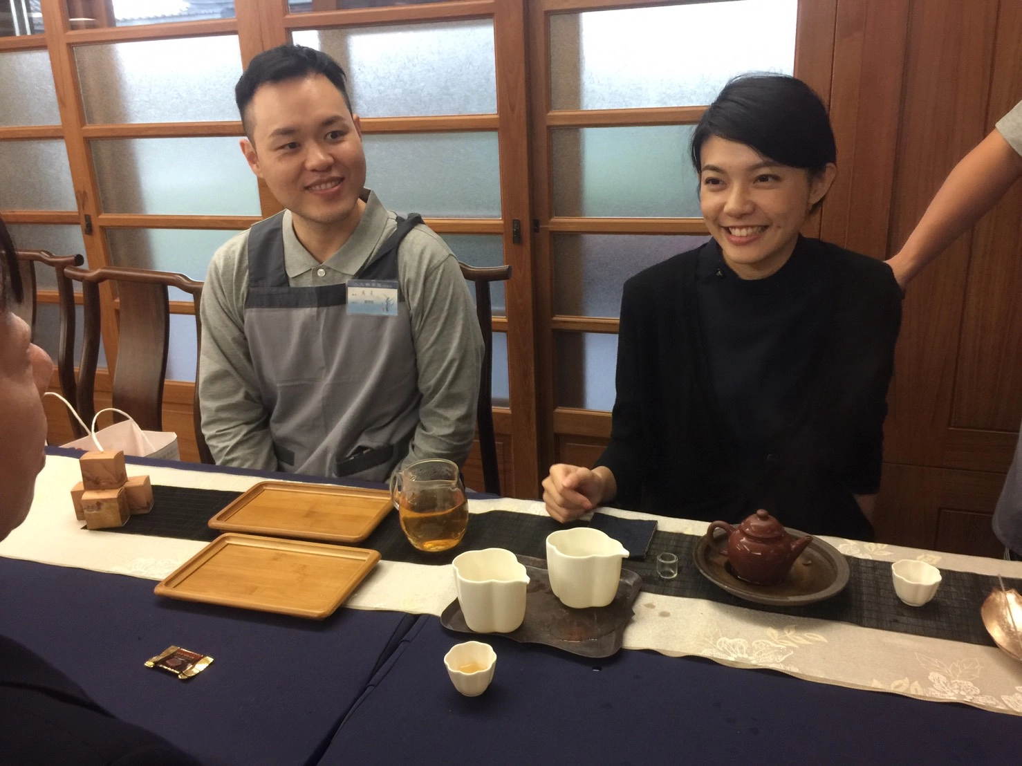 從臺北回到靜思精舍承擔茶道的陳薇巧(右)，已連續多年承擔精舍春節奉茶品茗的勤務。