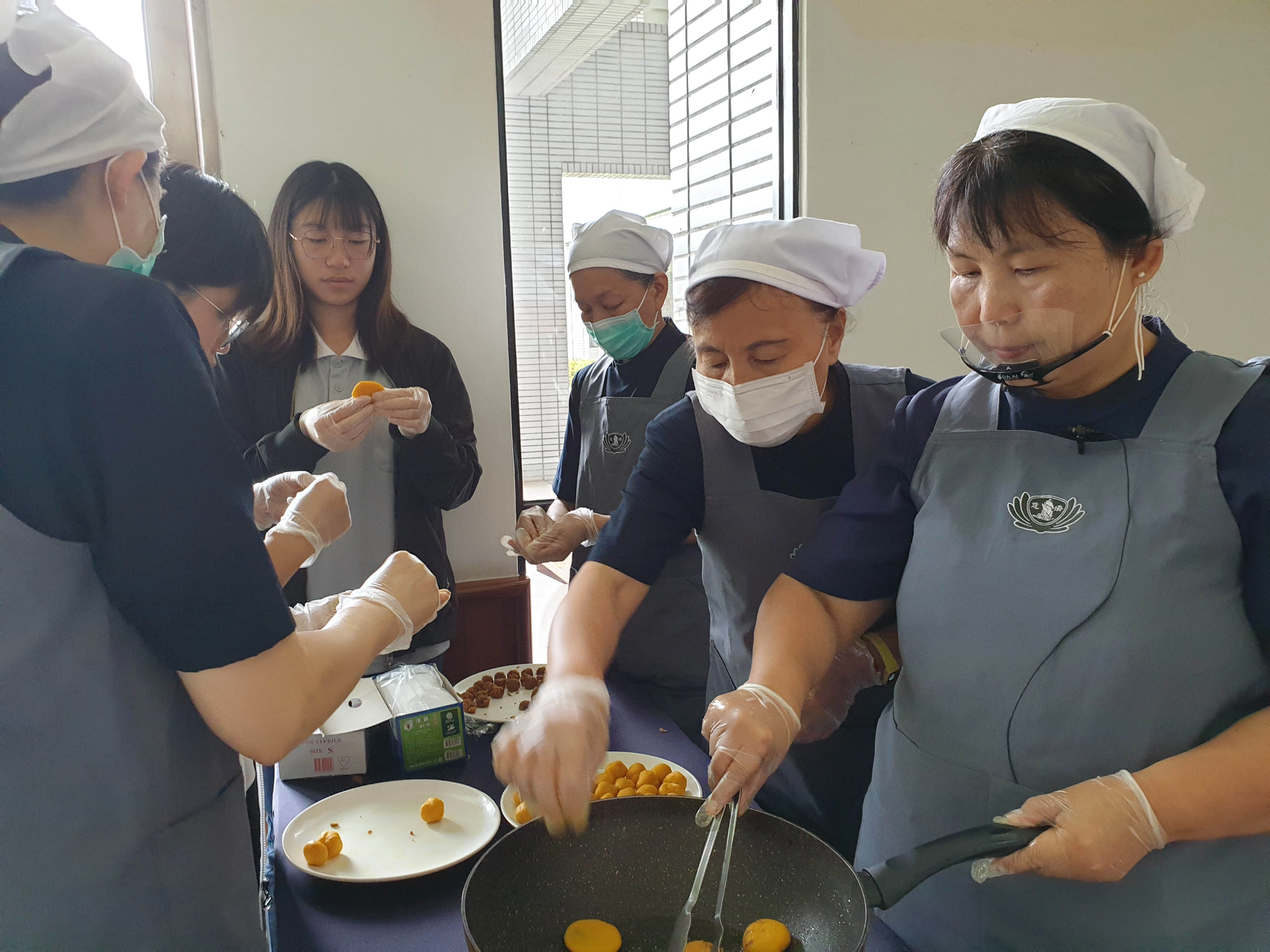 在DIY體驗區，志工們教導學生如何製作薑黃香鬆煎餅，人發系李佩芸同學表示，要自己親自動手做才知道師姑們為大家準備食物有多辛苦。（攝影：李家萓）