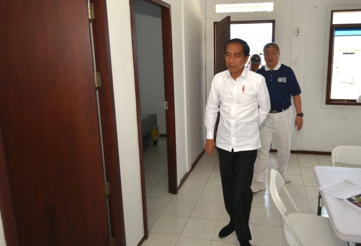 印尼總統佐科威（Joko Widodo）視察巴路市大愛村，由慈濟印尼分會執行長劉素美、副執行長郭再源、黃榮年等陪同下，入內參觀永久屋。(圖：慈濟印尼分會提供)