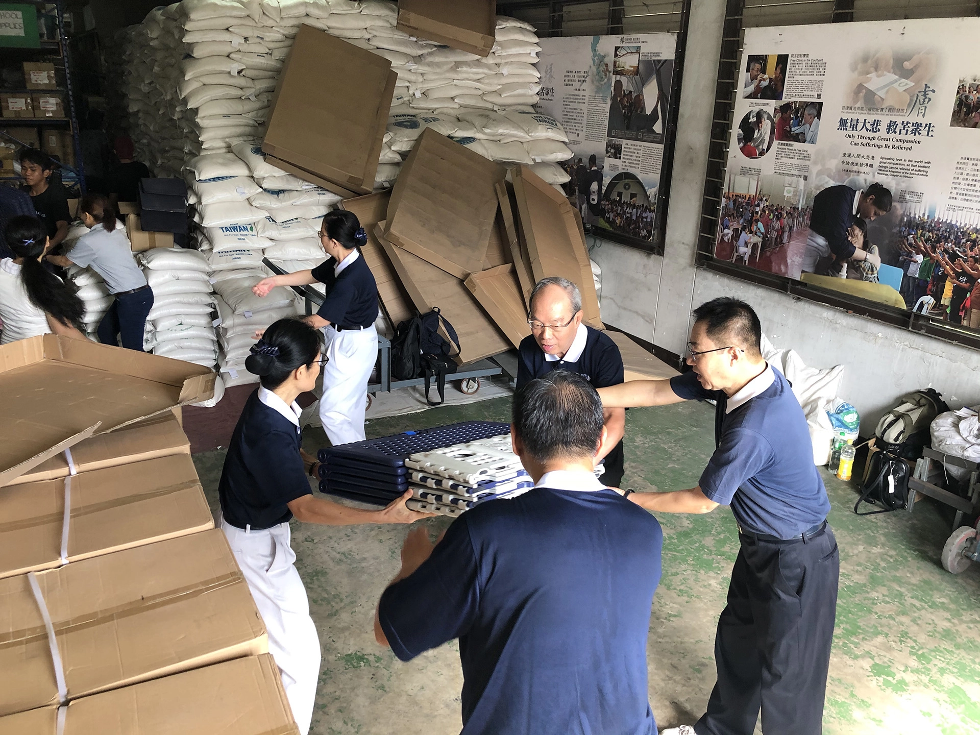 菲律賓南部民答那峨島地震災情，慈濟菲律賓分會立即從包括馬尼拉、宿霧調集超過1千床的福慧床運往災區供災民使用。(圖：慈濟菲律賓分會提供)