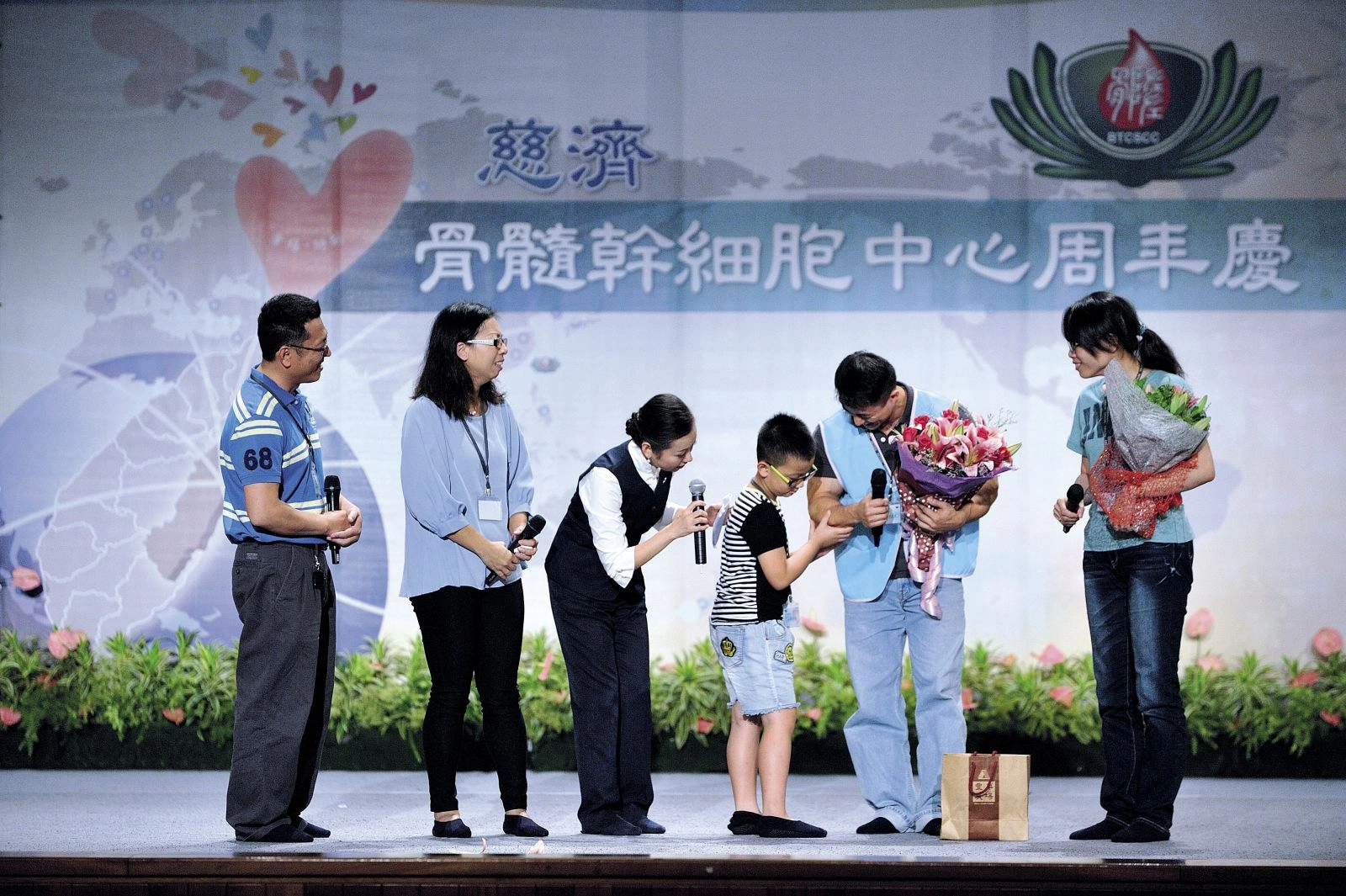 視力微弱的黃彥銘，以敏銳的觸覺感受救命恩人一身的健壯肌肉。