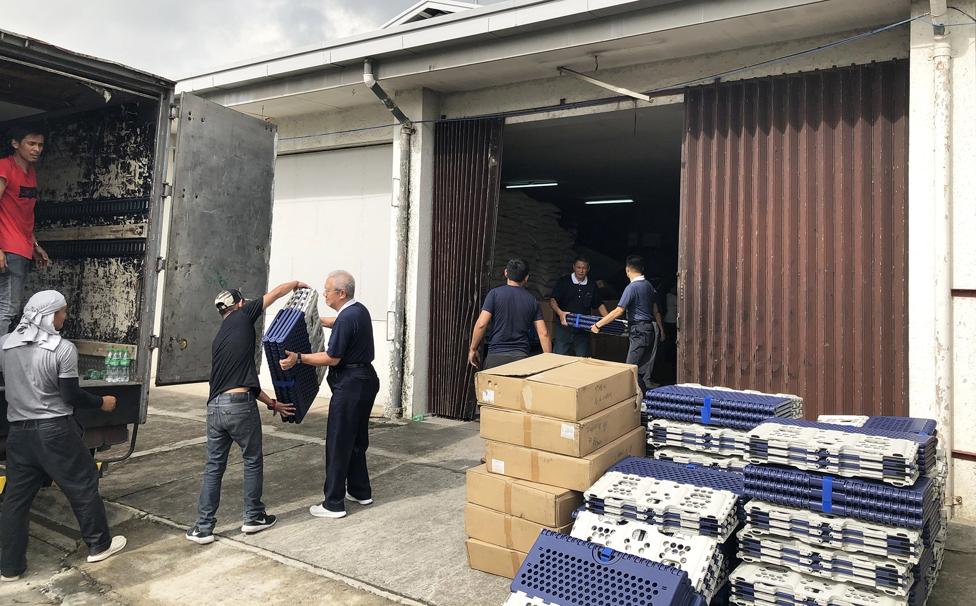 菲律賓南部民答那峨島地震災情，慈濟菲律賓分會立即從包括馬尼拉、宿霧調集超過1千床的福慧床運往災區供災民使用。(圖：慈濟菲律賓分會提供)