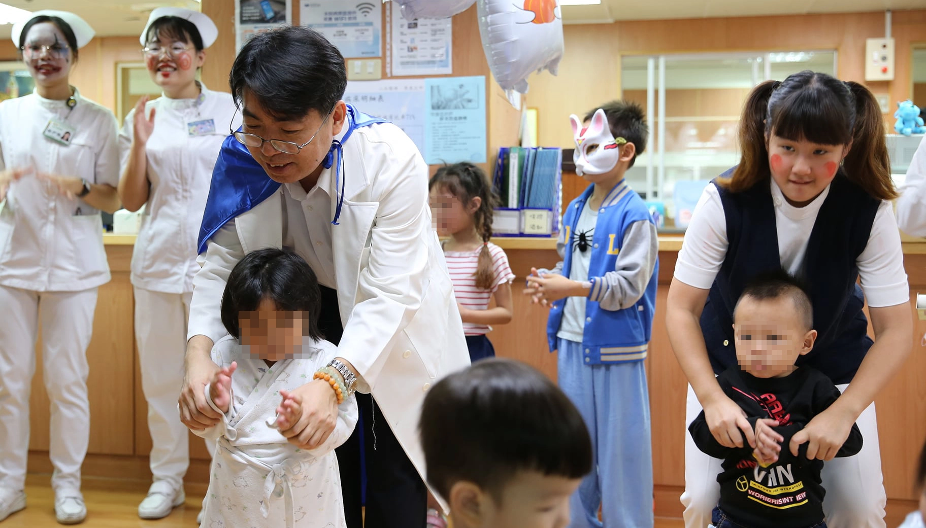 一般兒科主任詹榮華醫師與也帶著住院的小朋友一起唱跳，減緩住院病童住院壓力。