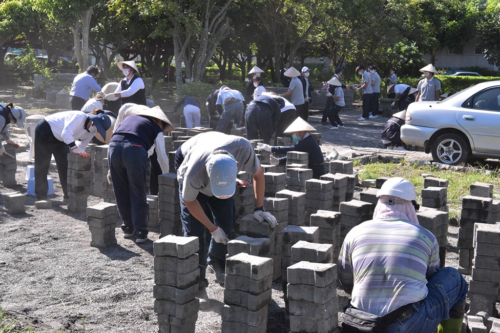 花蓮玉里慈濟醫院於11月2日，進行室外停車空間連鎖磚回收活動，獲得花蓮地區慈濟各志業體的熱烈響應及參與。