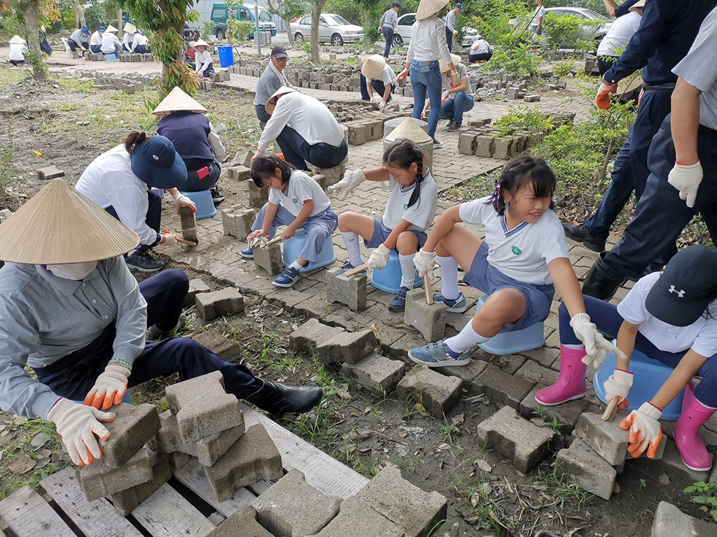 花蓮玉里慈濟醫院於11月2日，進行室外停車空間連鎖磚回收活動，連花蓮慈小的學童也把握因緣參與。