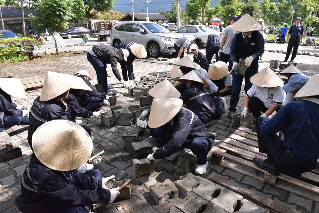 花蓮玉里慈濟醫院於11月2日，進行室外停車空間連鎖磚回收活動，從一磚一磚的移開、一磚一磚的去除沾泥清刷乾淨，與會人士充分展現出用心與齊心。
